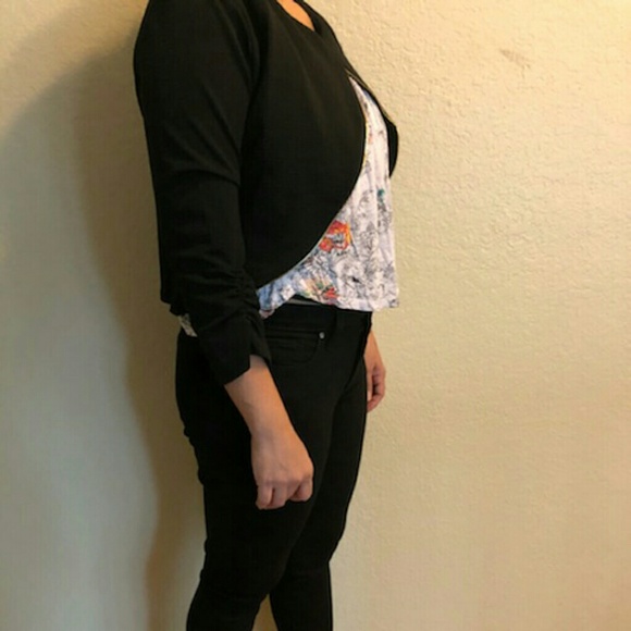 Lightweight Crop Blazer - Picture 2 of 3